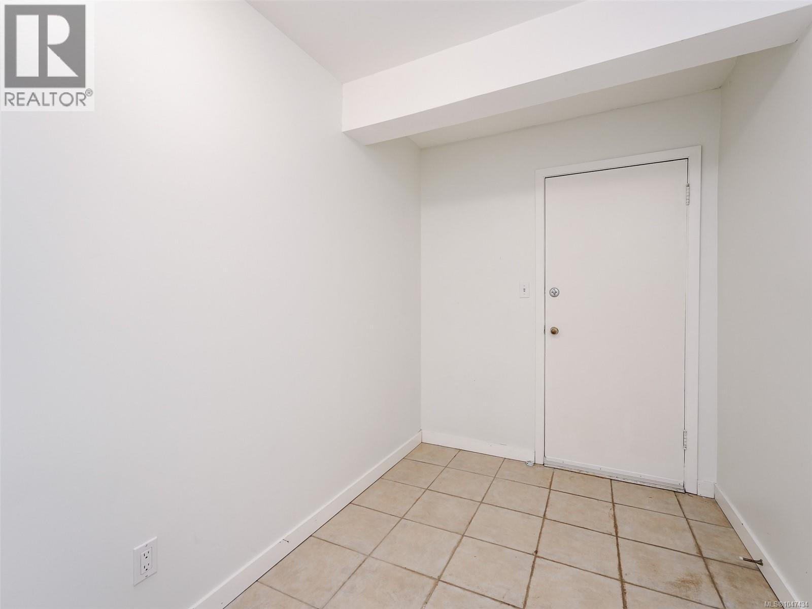 4553 Cordova Bay Rd - Image 30