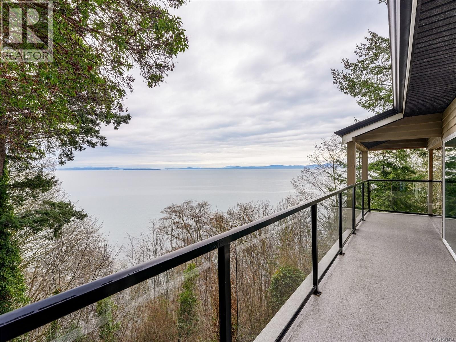 4553 Cordova Bay Rd - Image 31