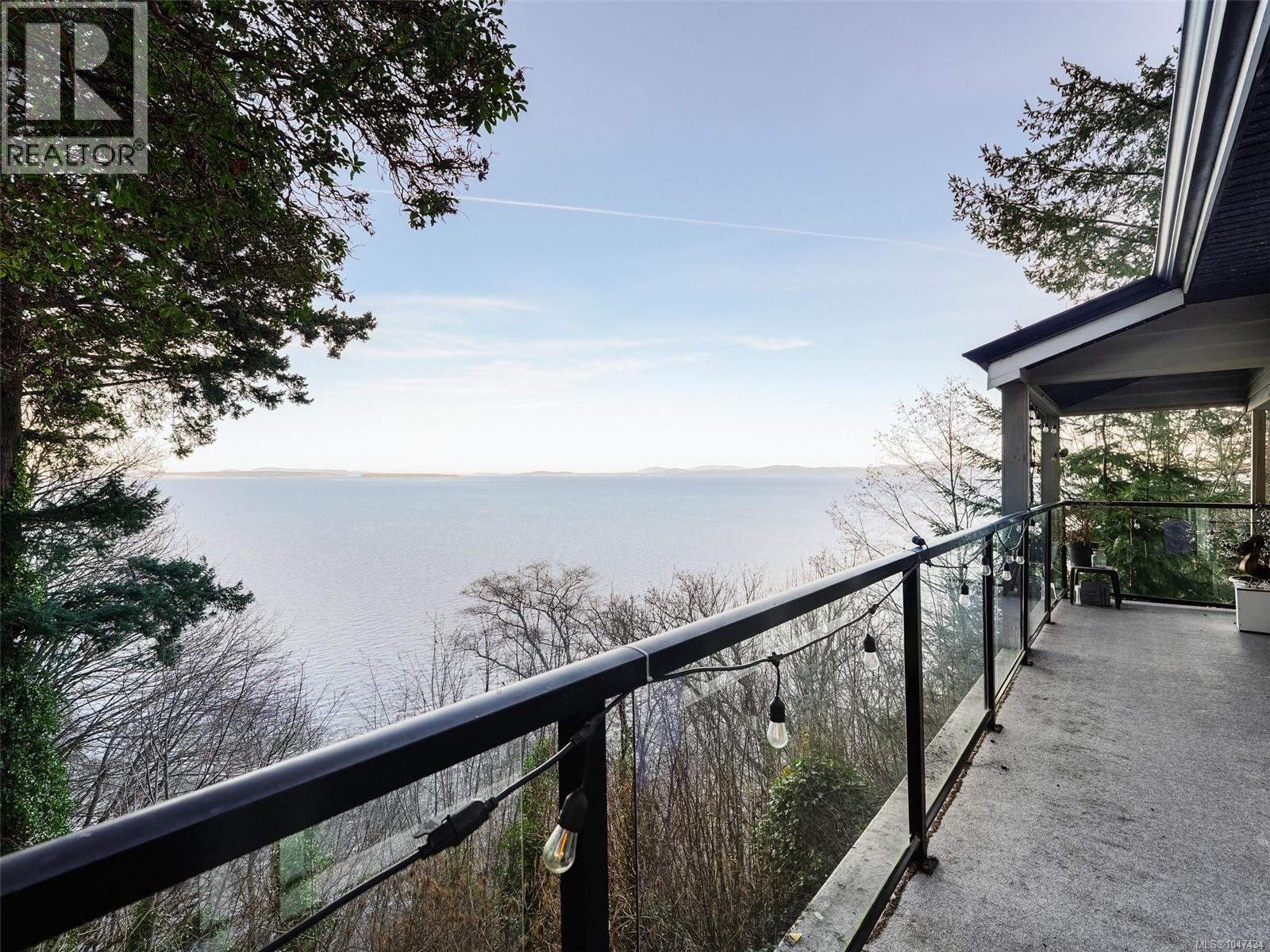 4553 Cordova Bay Rd - Image 38