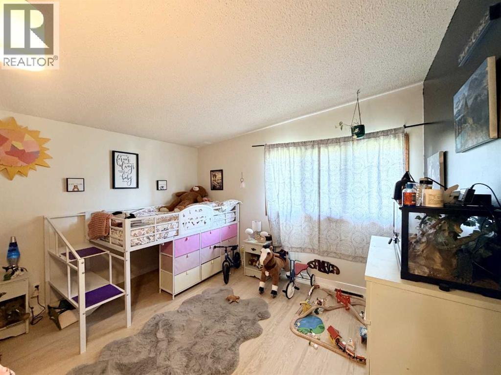 234 Centre Street S - 16