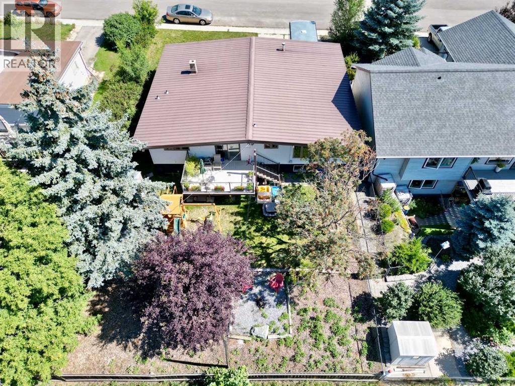 234 Centre Street S - Image 4