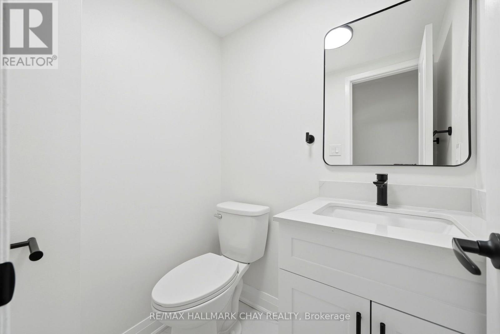 #6 52 ADELAIDE STREET - 3