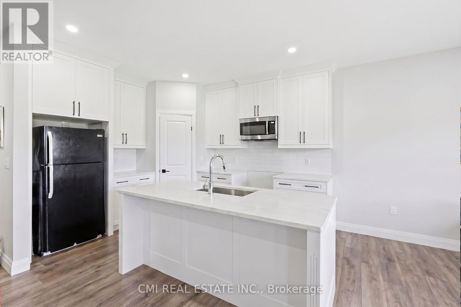 #10B 93 EAGLE STREET - 16