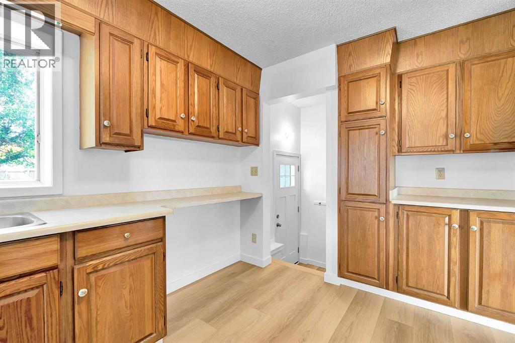 7819 7 Street SW - 16