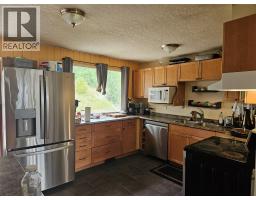 Living room - 384 6 Highway S, Nakusp, BC V0G1R1 Photo 6