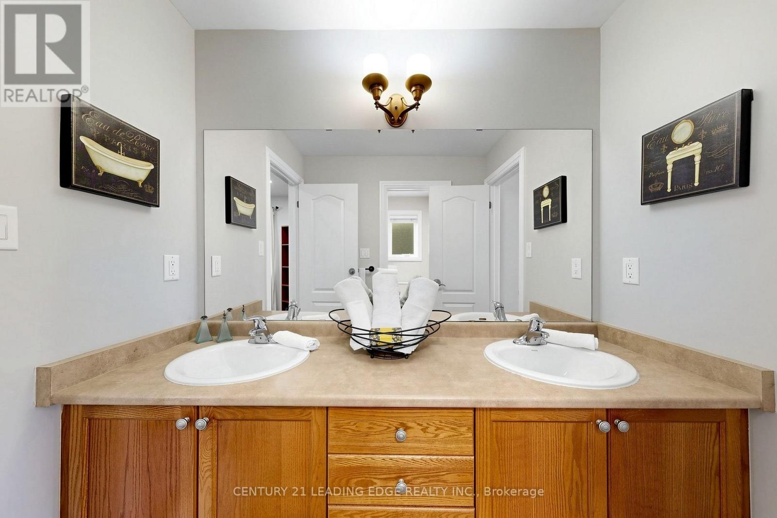48 TANIS CRESCENT - 26