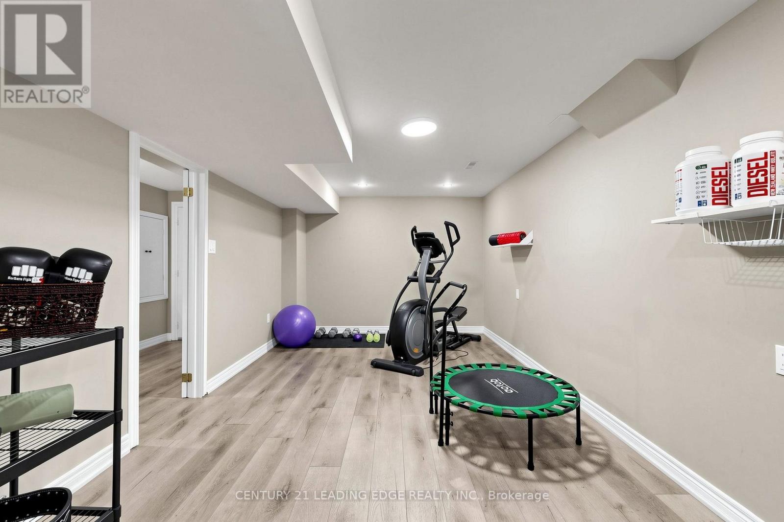 48 TANIS CRESCENT - 32
