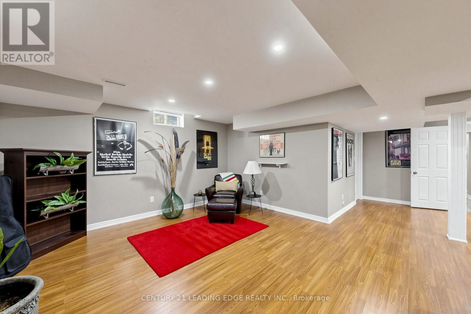 48 TANIS CRESCENT - 35