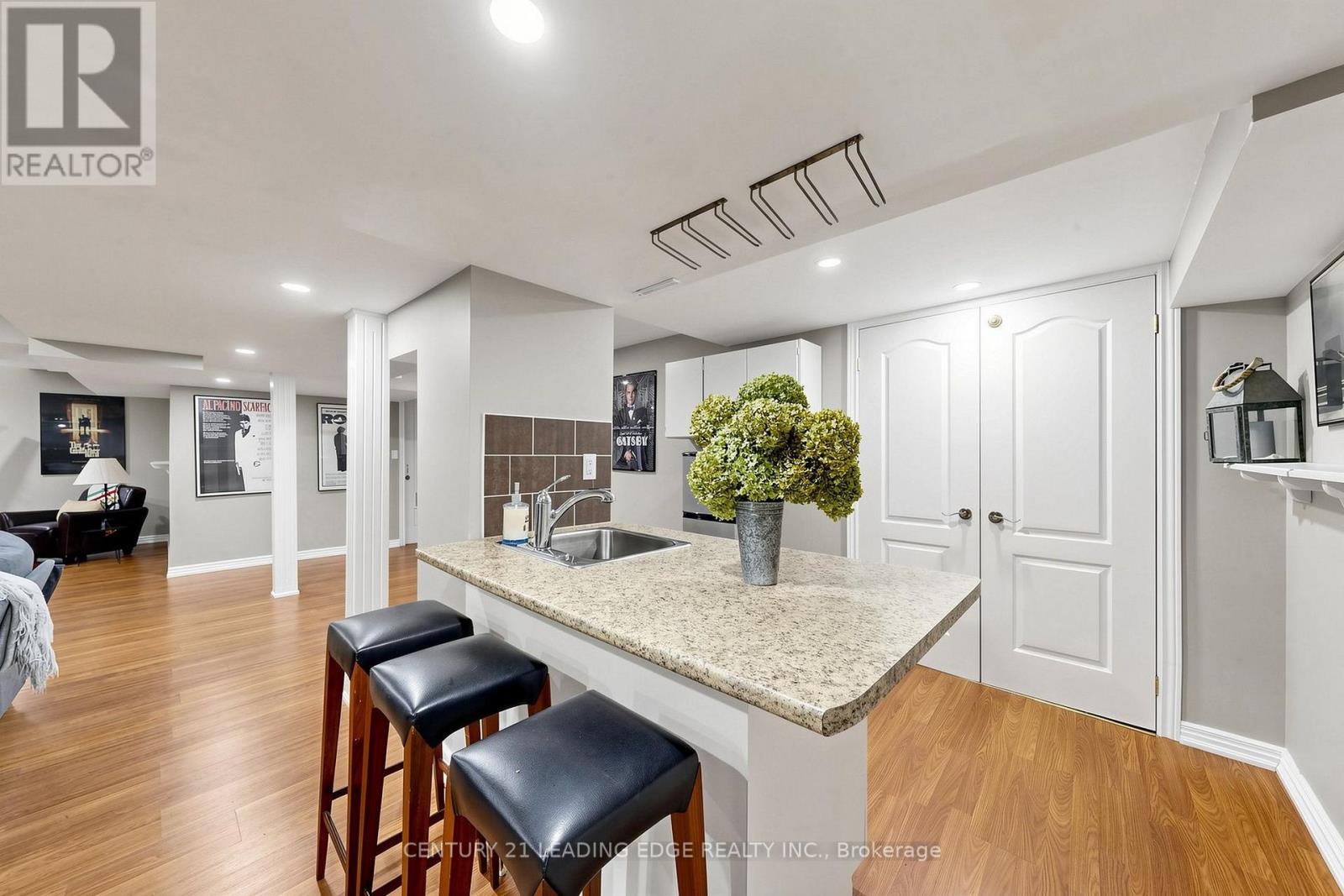 48 TANIS CRESCENT - 37