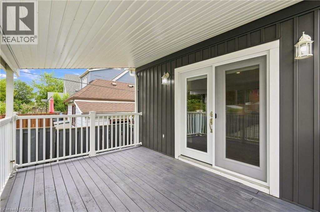 241 ROSSLYN Avenue N - 22