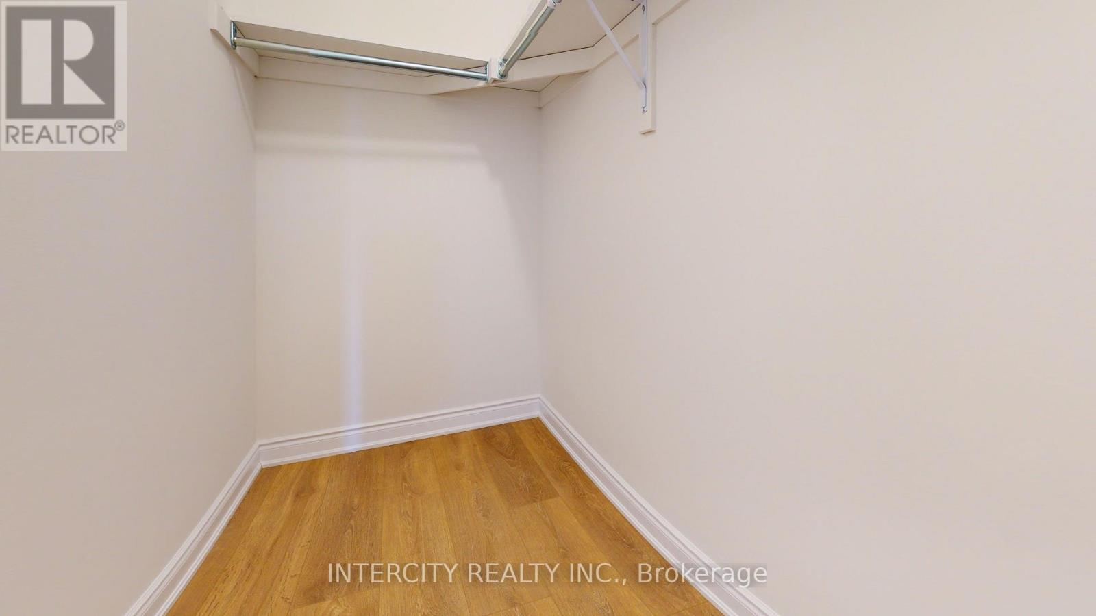 17 UNION BOULEVARD - 21
