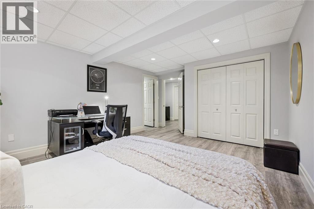 111 OAK PARK Drive - Image 30
