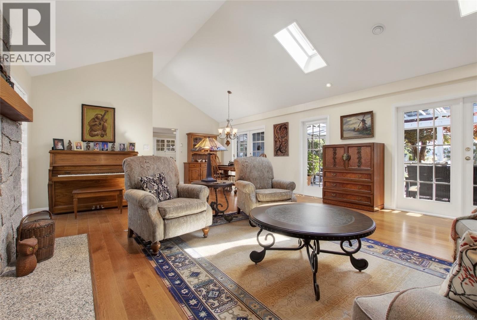 2221 Tarn Pl - 22