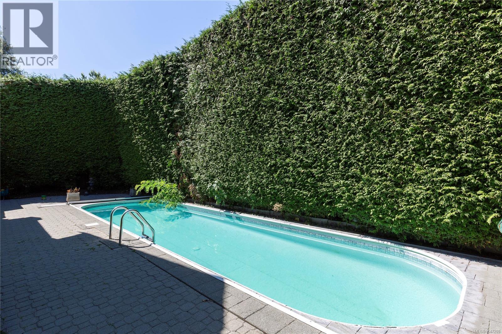  1632 Beach Drive, Oak Bay