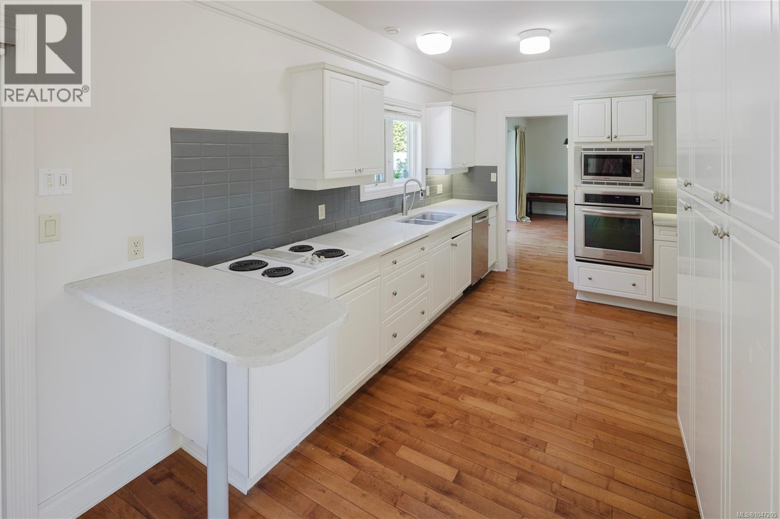  1632 Beach Drive, Oak Bay