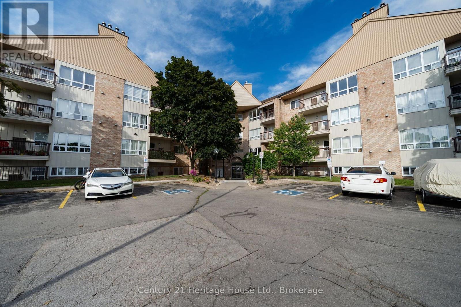 318 - 15 HOFSTETTER AVENUE — photo 3
