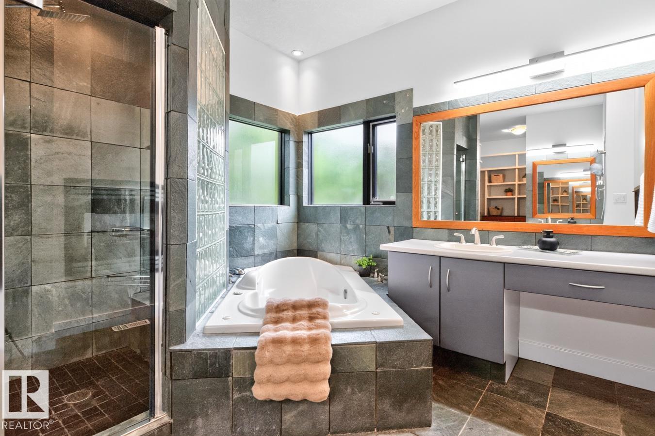 8860 93 ST NW - 32