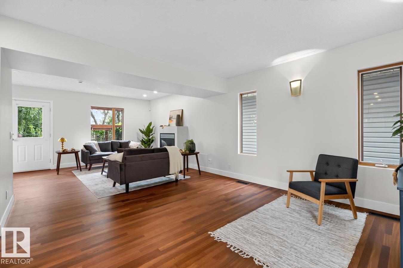 8860 93 ST NW - 8