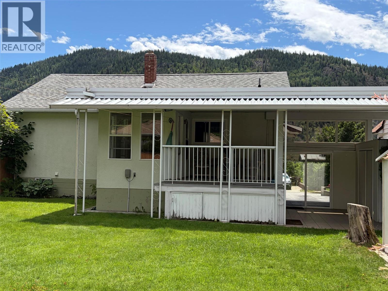 3311 Dahlia Crescent, Trail