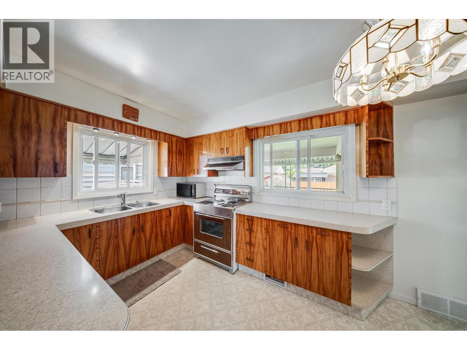 3311 Dahlia Crescent, Trail