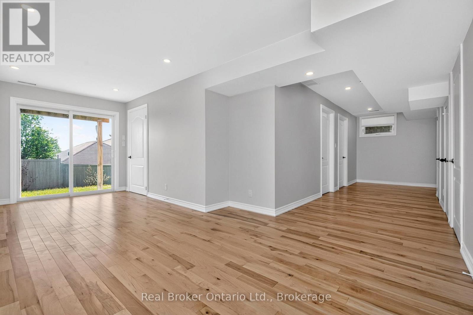 3135 EMPEROR DRIVE - 32