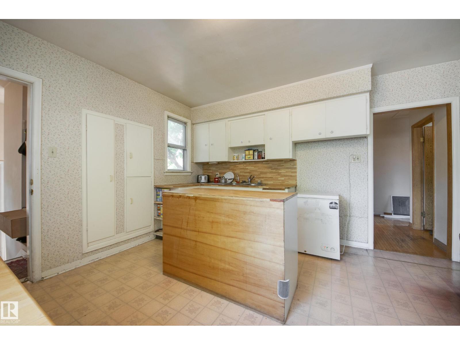 12202 127 ST NW - 6