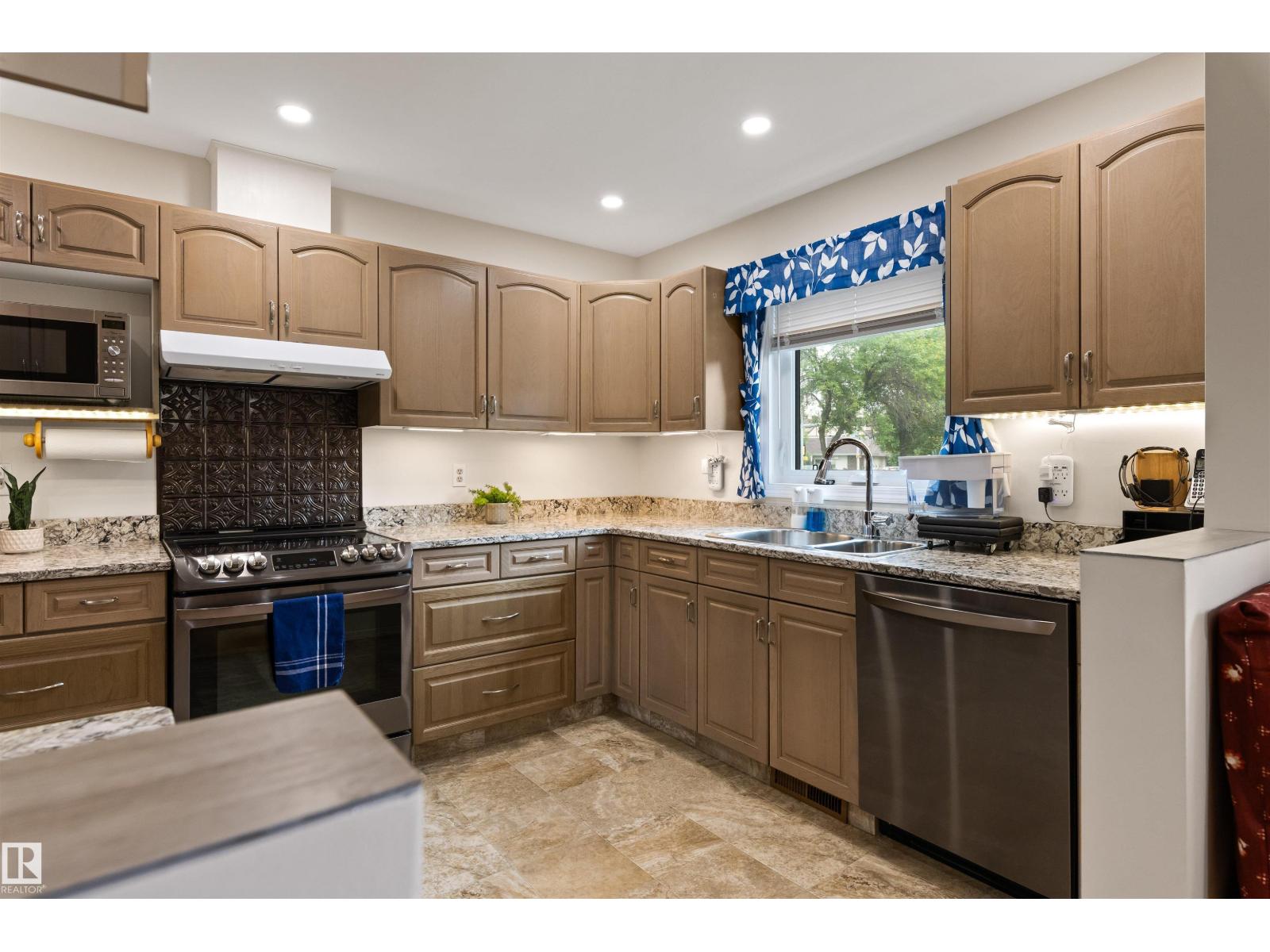 #1 10 GRANGE DR - Image 15
