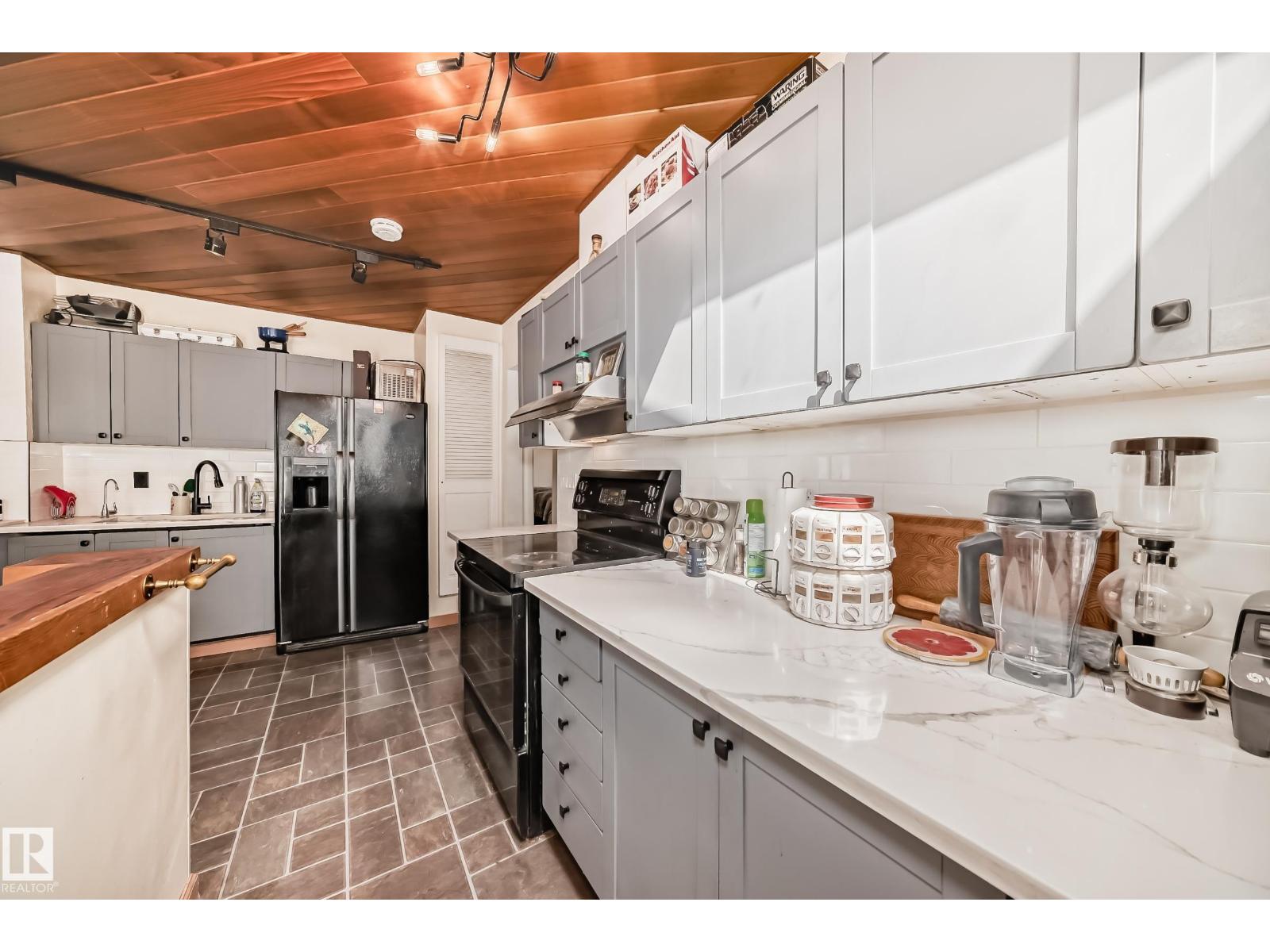 11643 76 AV NW - 10