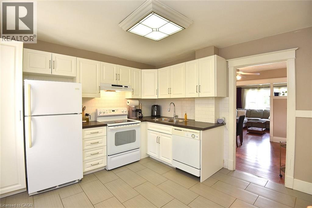 56 BARONS Avenue N - Image 12