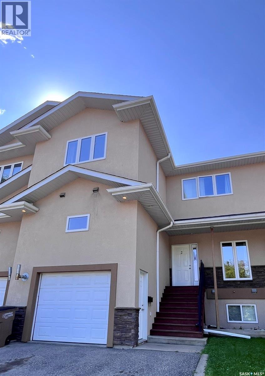 2 211 20th STREET W