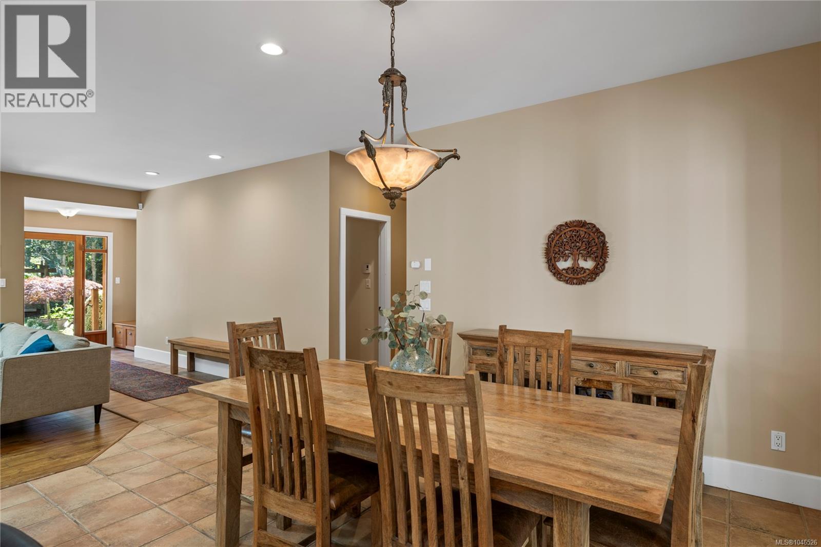 825 Fern Rd E, Qualicum Beach