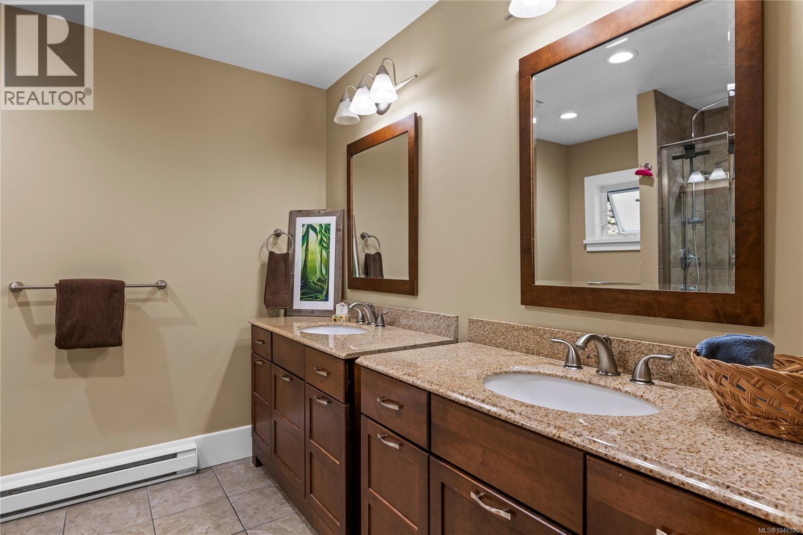 825 Fern Rd E, Qualicum Beach