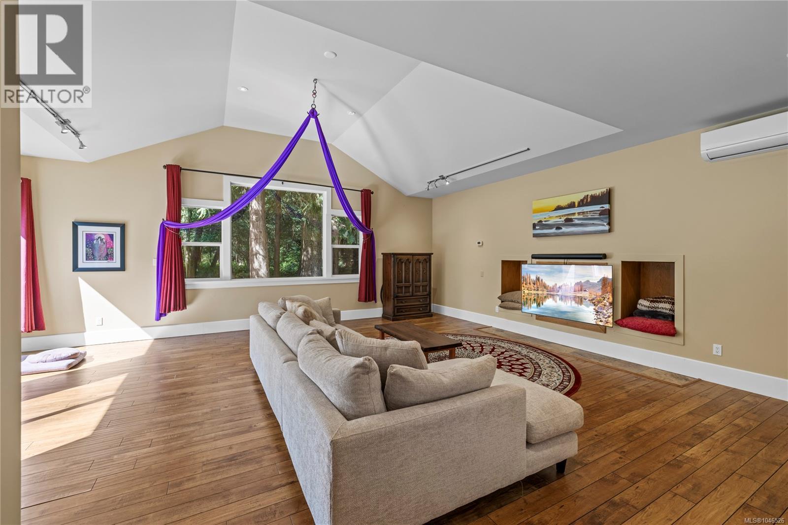 825 Fern Rd E - 33