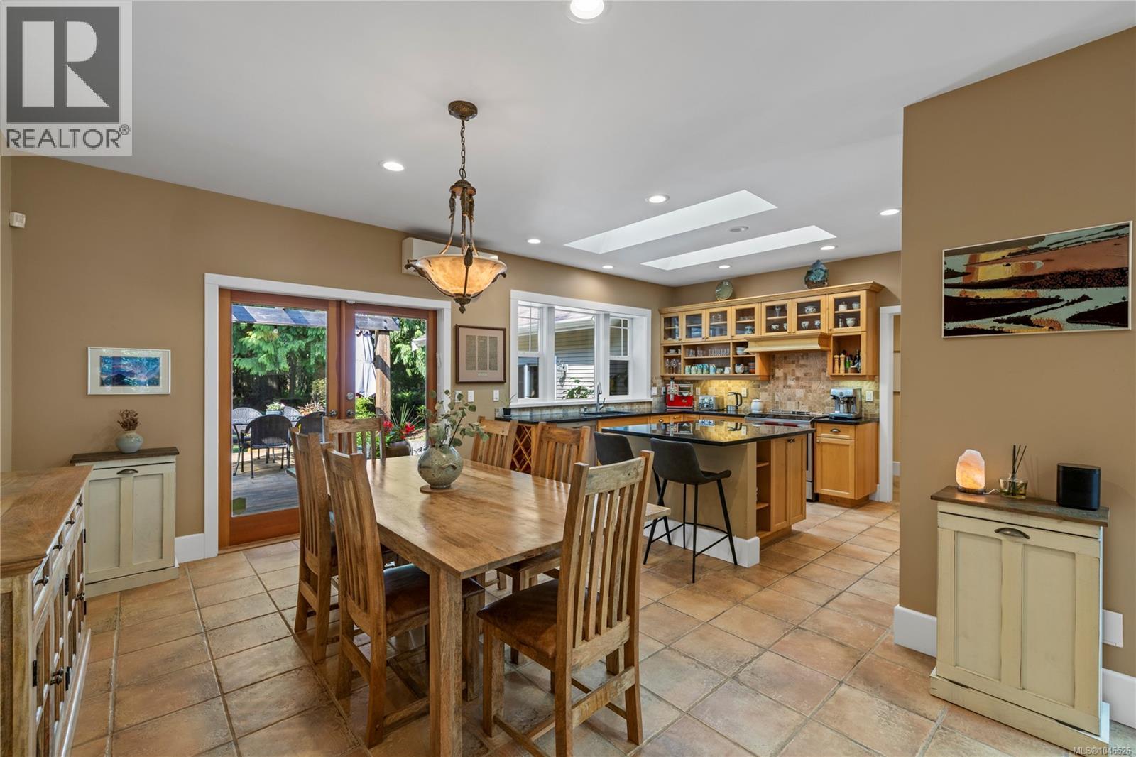 825 Fern Rd E, Qualicum Beach