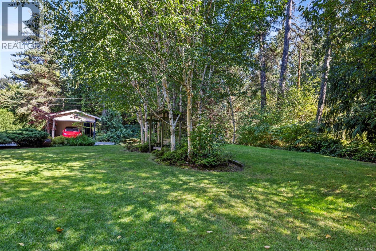 825 Fern Rd E, Qualicum Beach