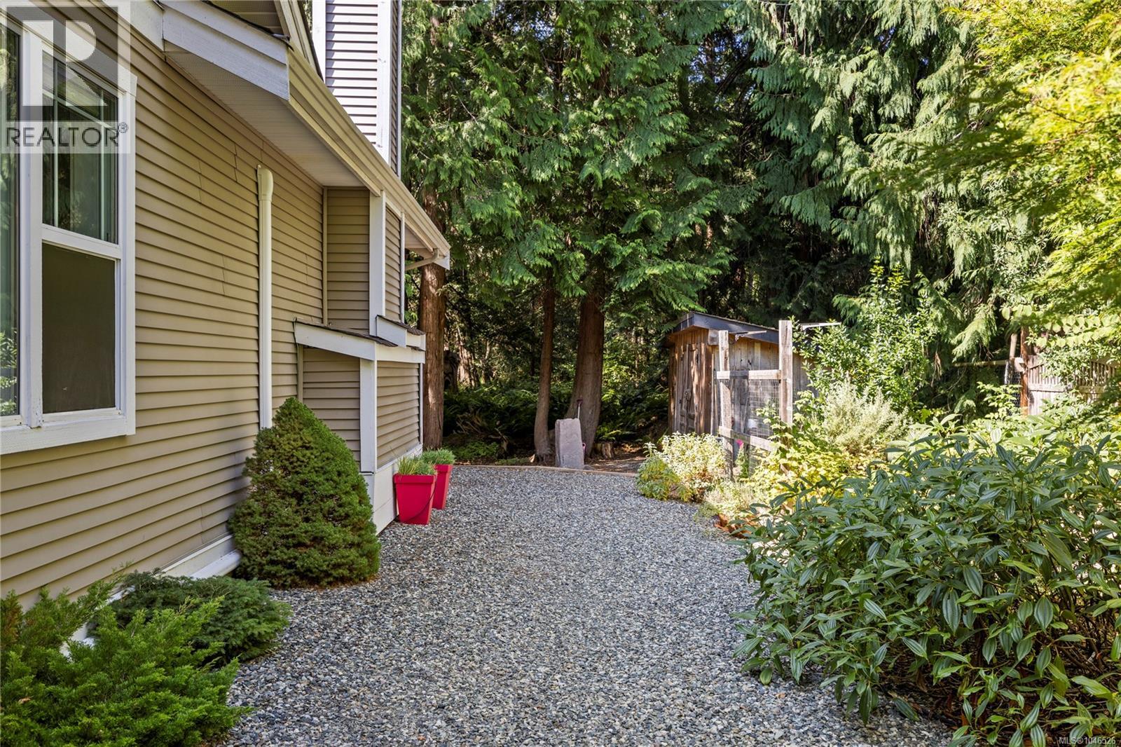 825 Fern Rd E, Qualicum Beach