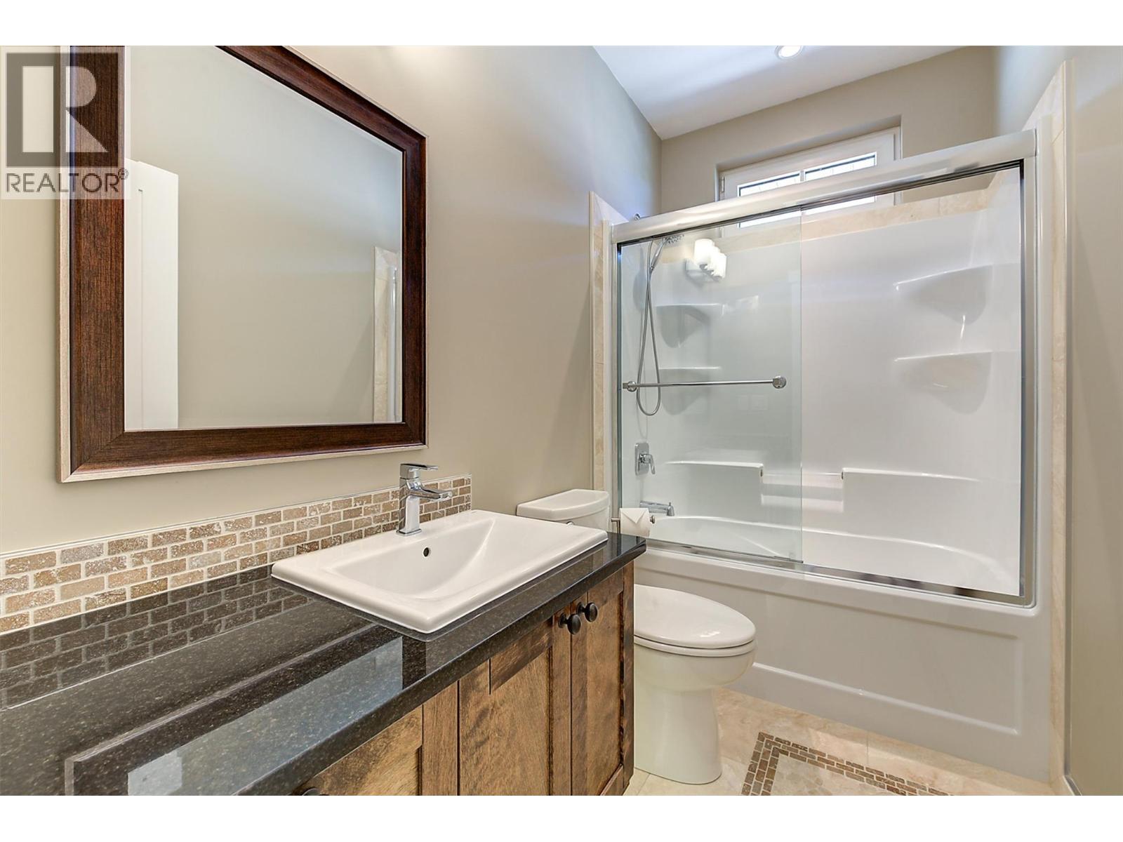 6172 Seymoure Avenue, Peachland