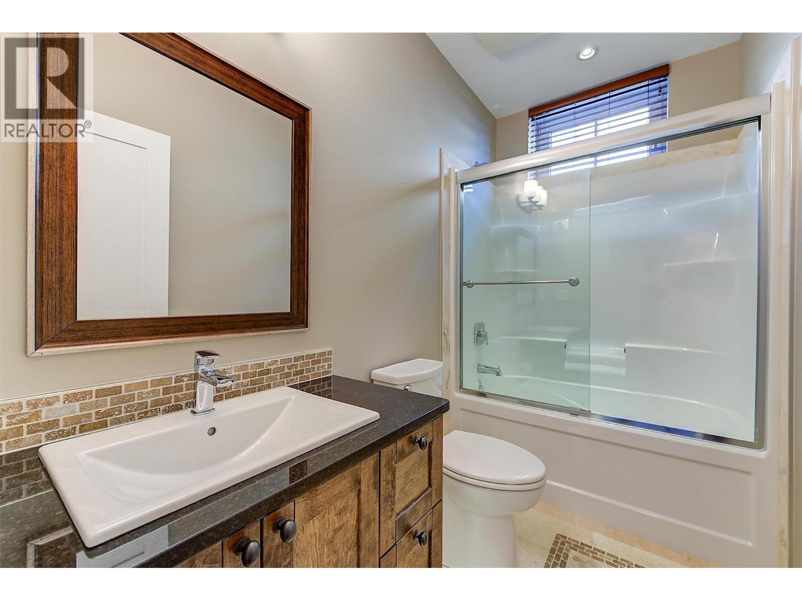 6172 Seymoure Avenue, Peachland