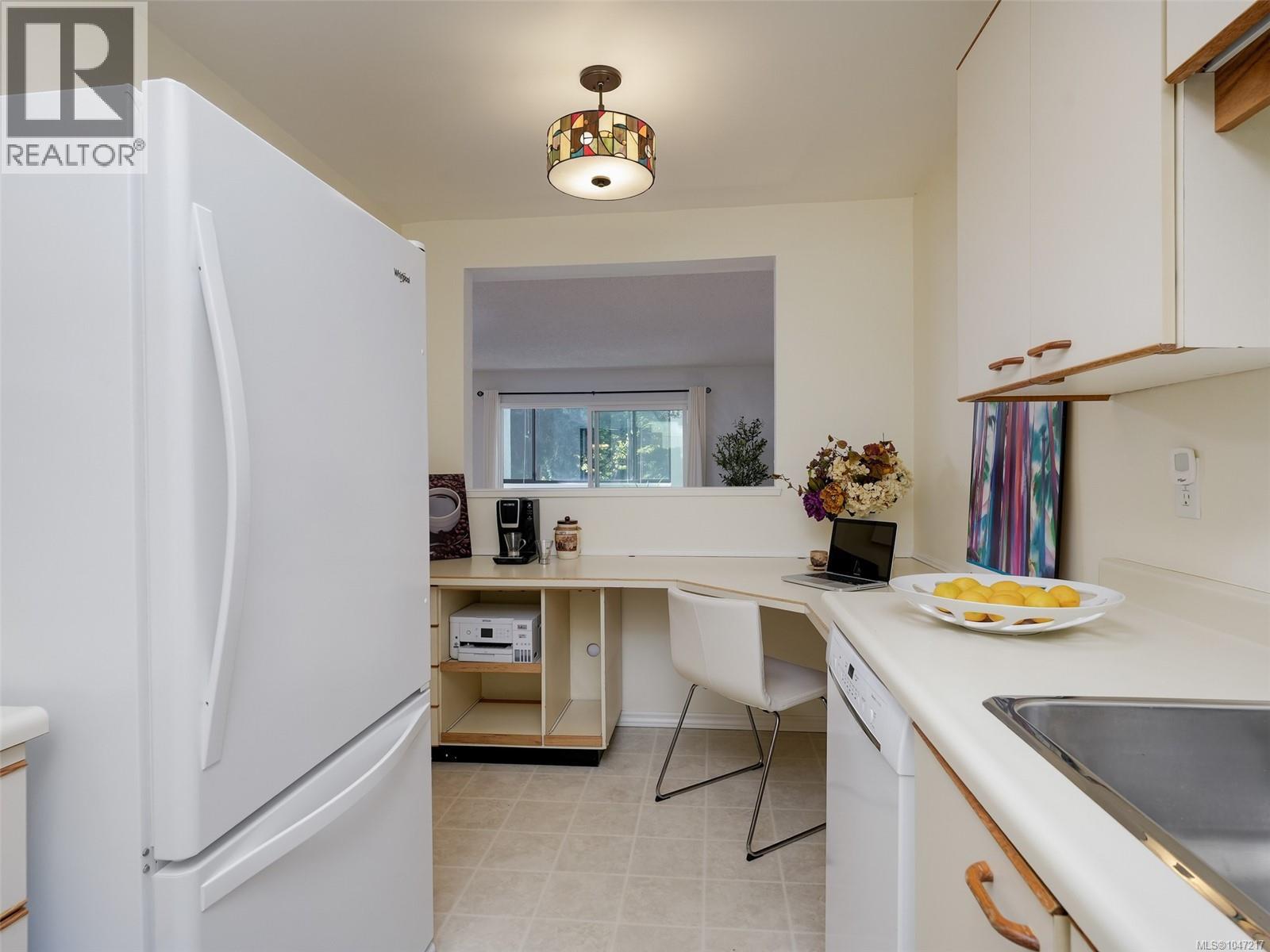 #203 1120 Fairfield Rd - 13