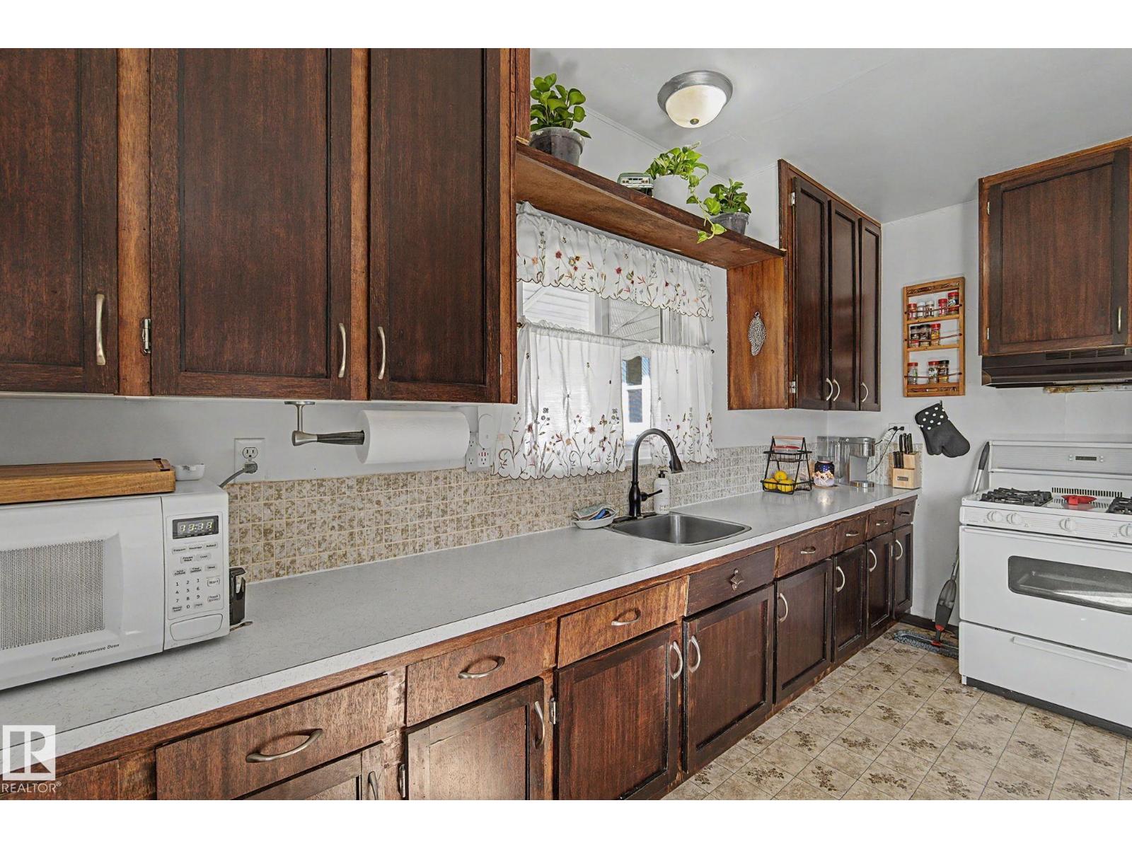 10112 102 Ave - Image 15