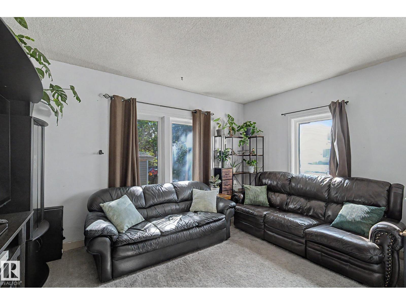 10112 102 Ave - Image 16