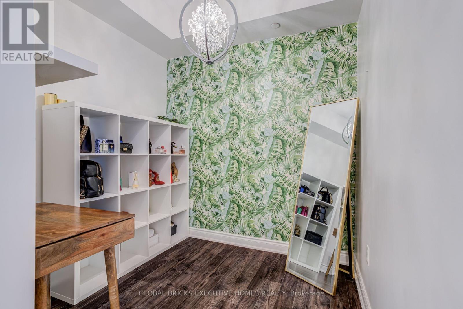 ##106 35 SOUTHSHORE CRESCENT - 3