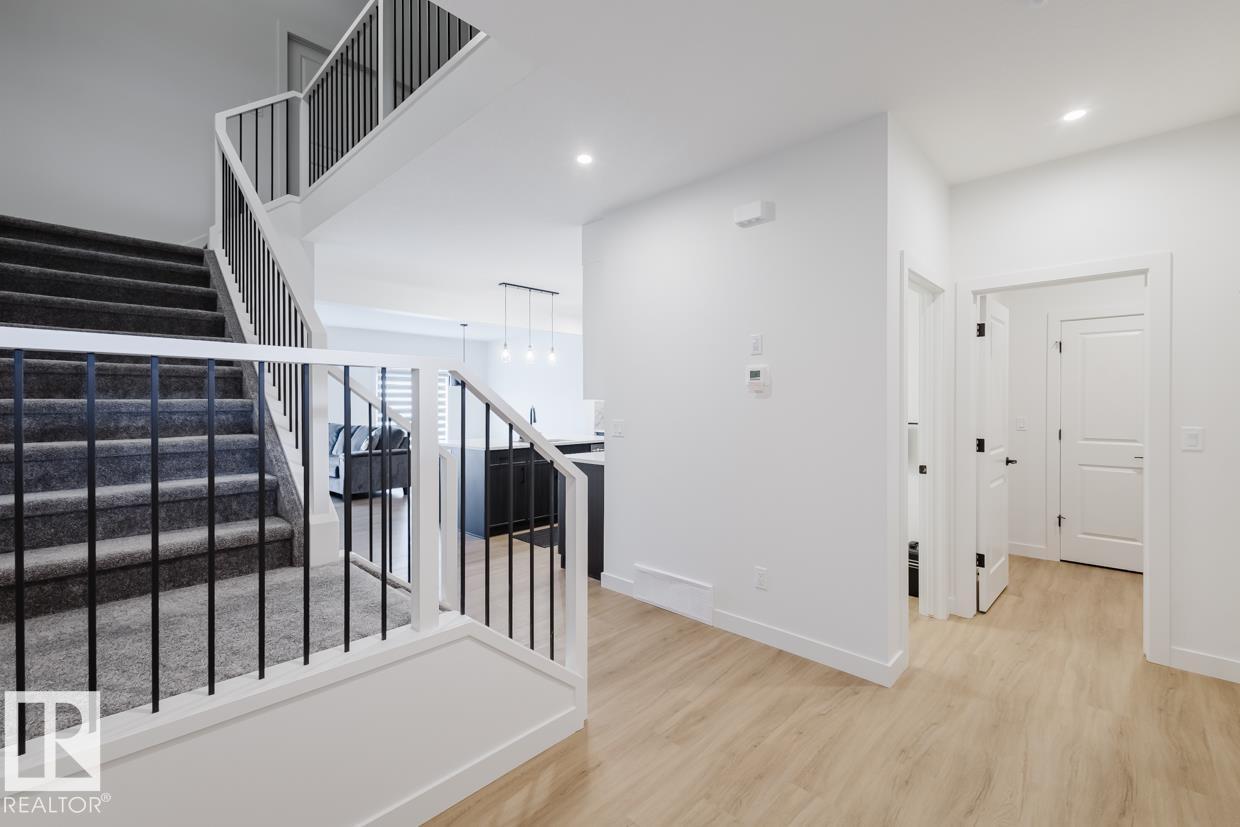 6411 27 AV SW - 5