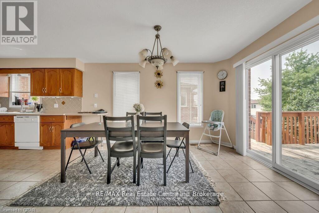61 MOFFATT LANE - 37