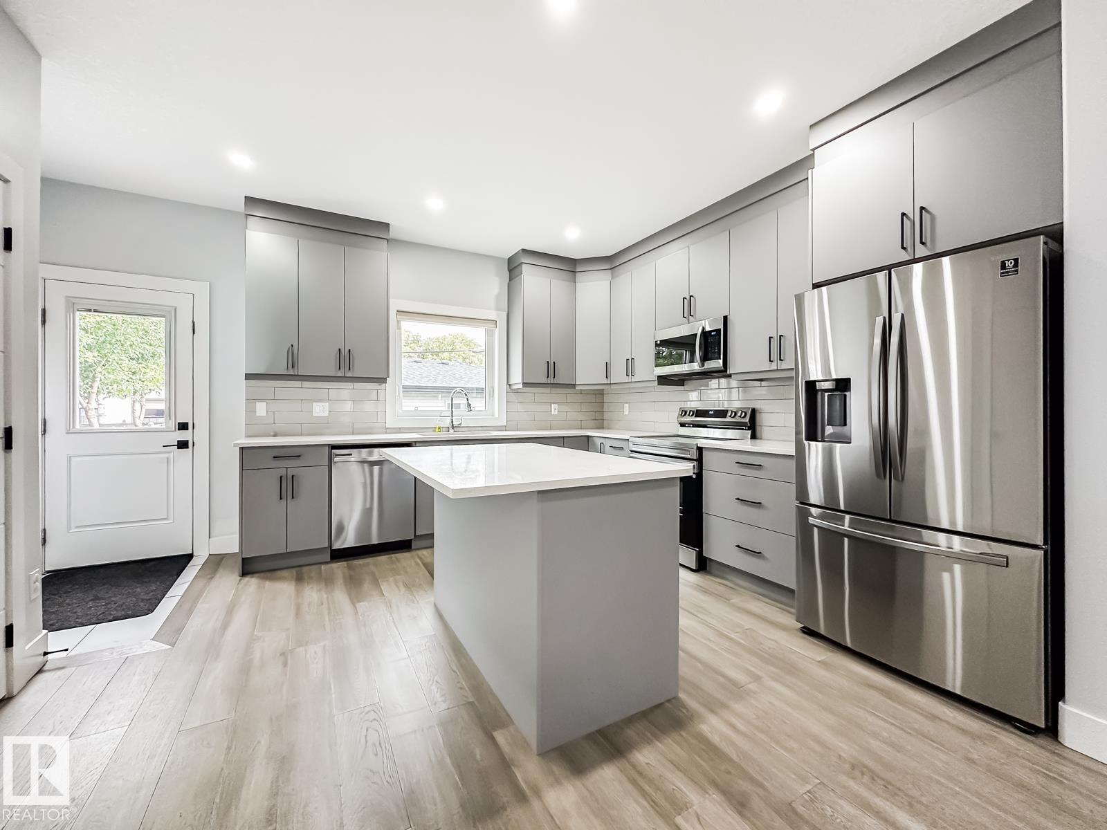 9830 73 AV NW - 18