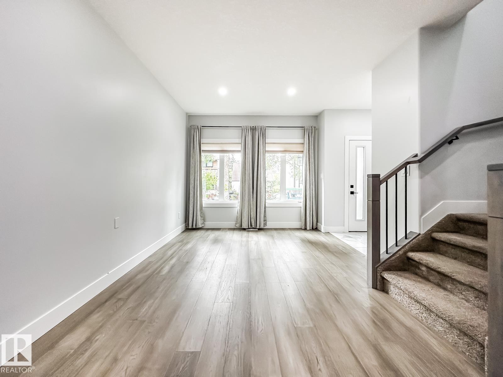 9830 73 AV NW - 10