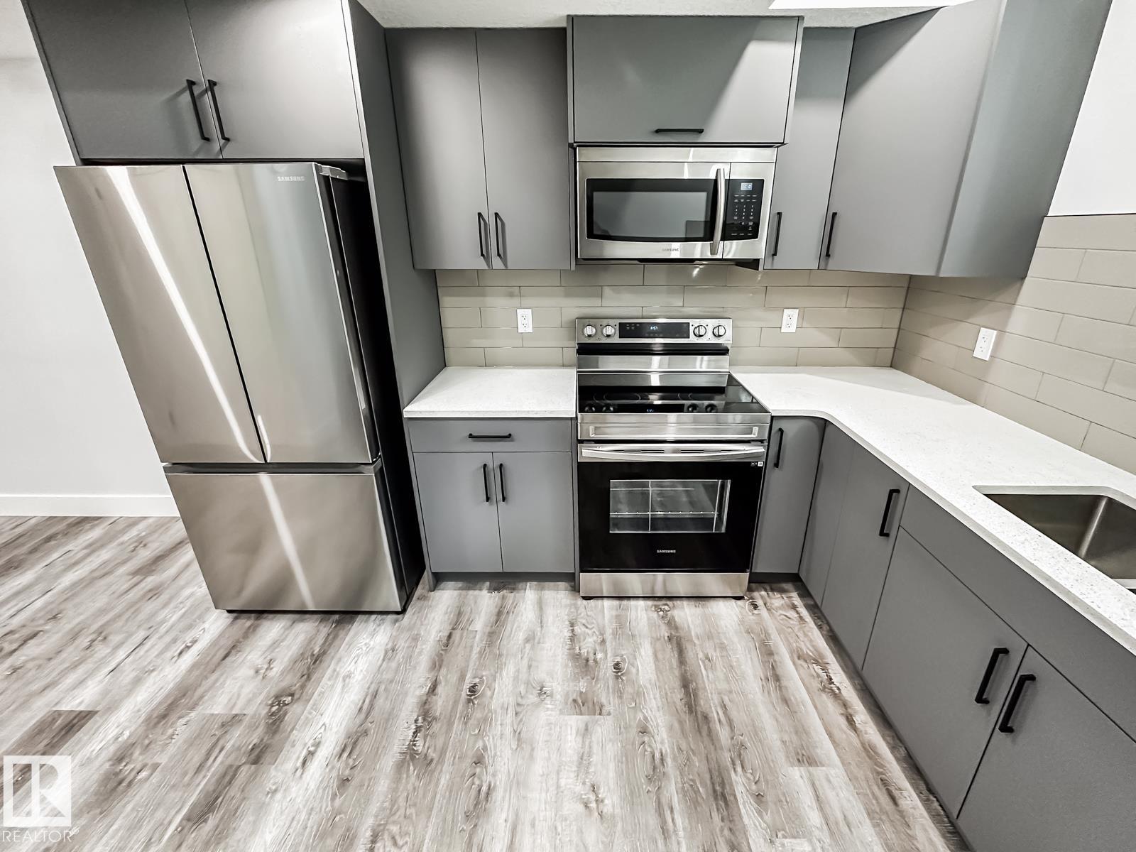 9830 73 AV NW - 40