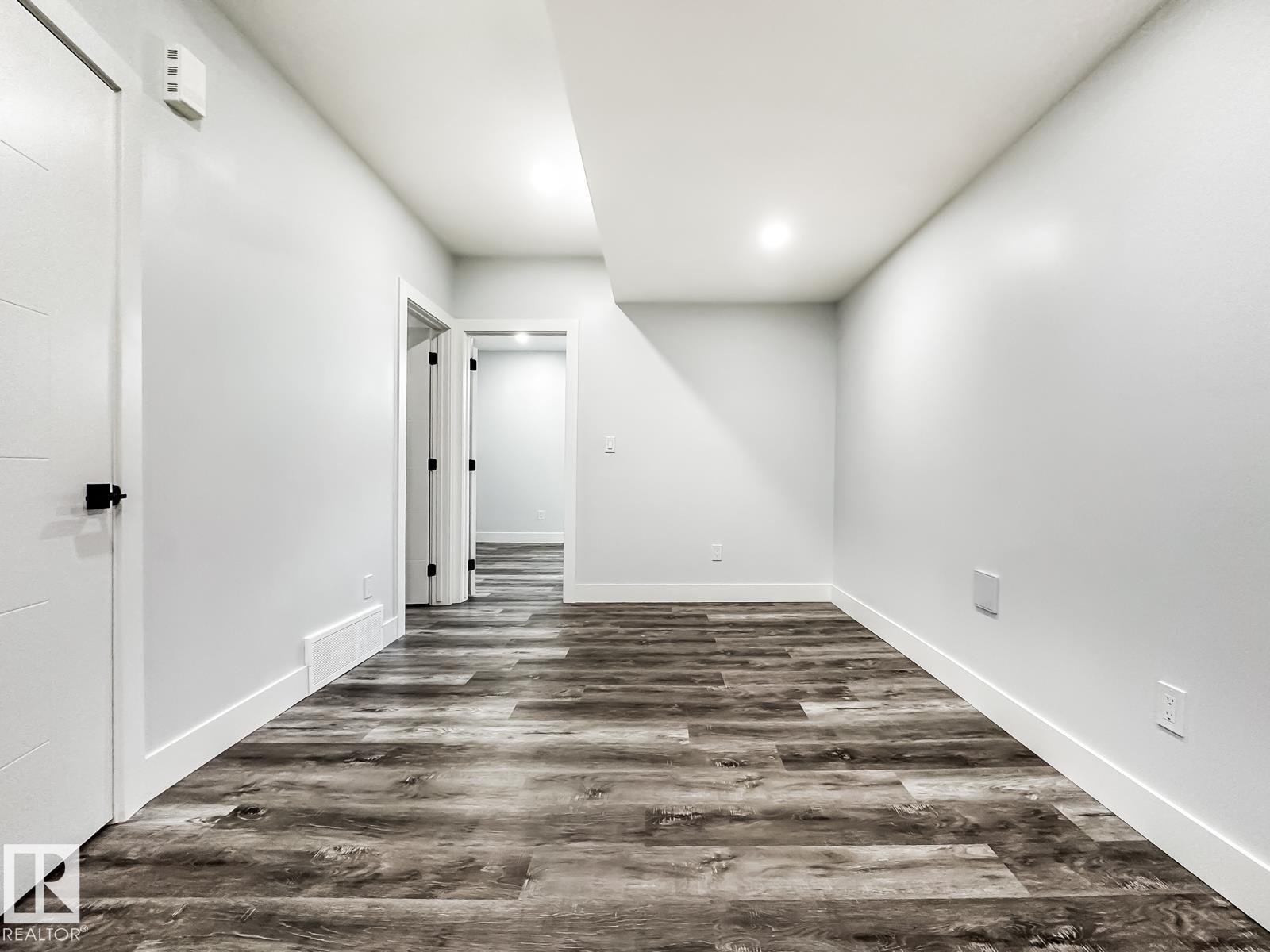 9830 73 AV NW - 45