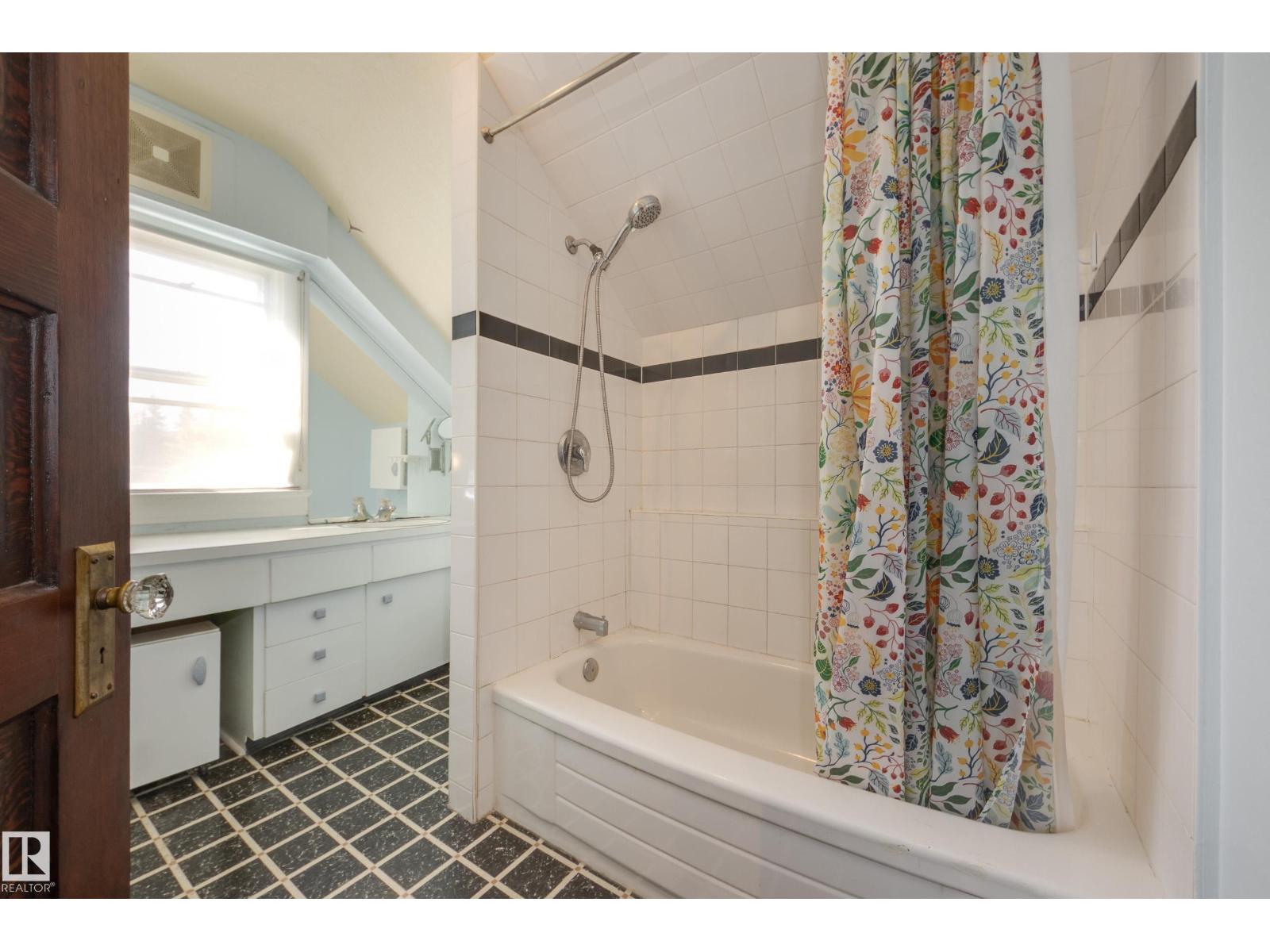 10747 UNIVERSITY AV NW - Image 19