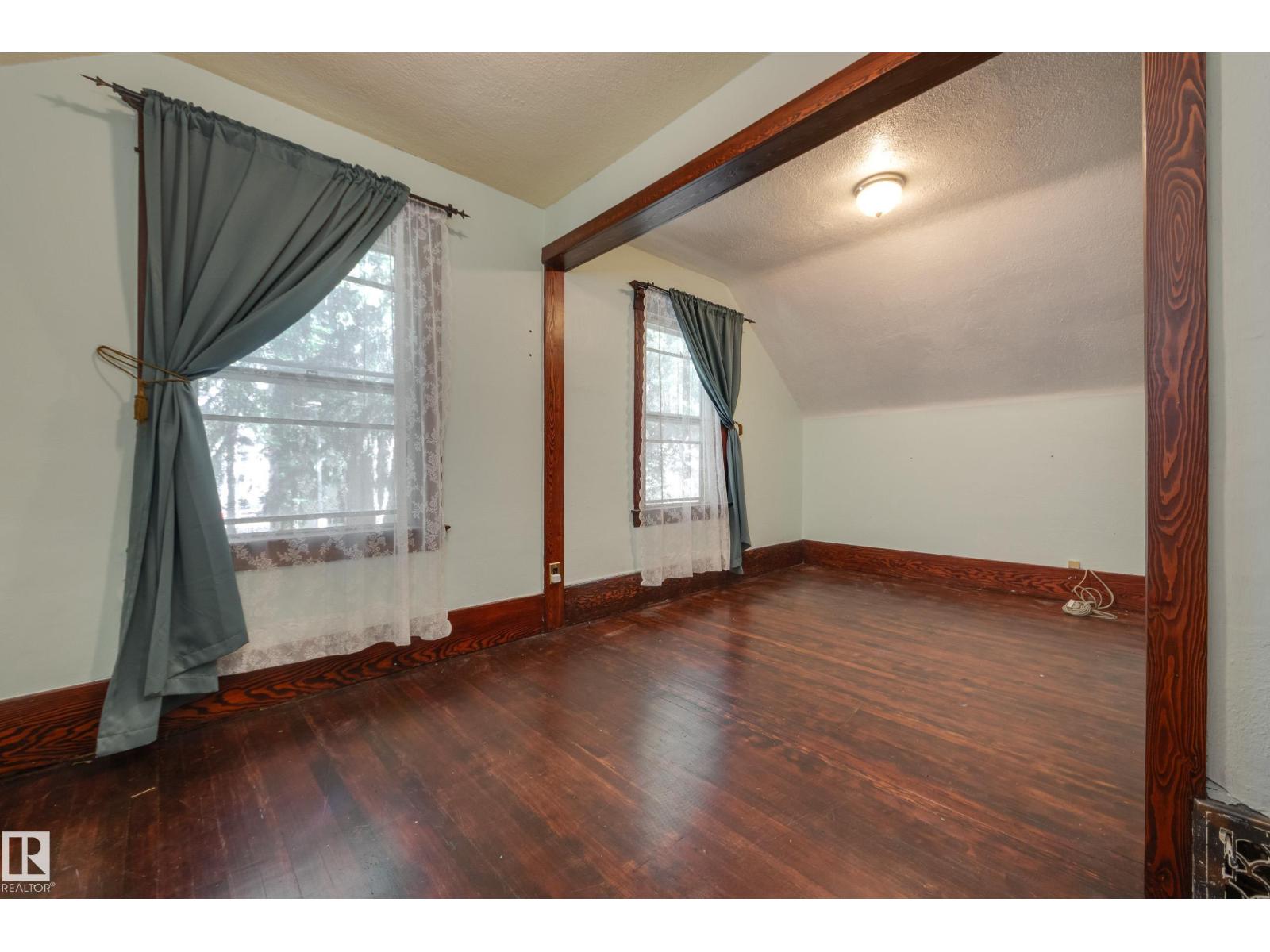 10747 UNIVERSITY AV NW - Image 15